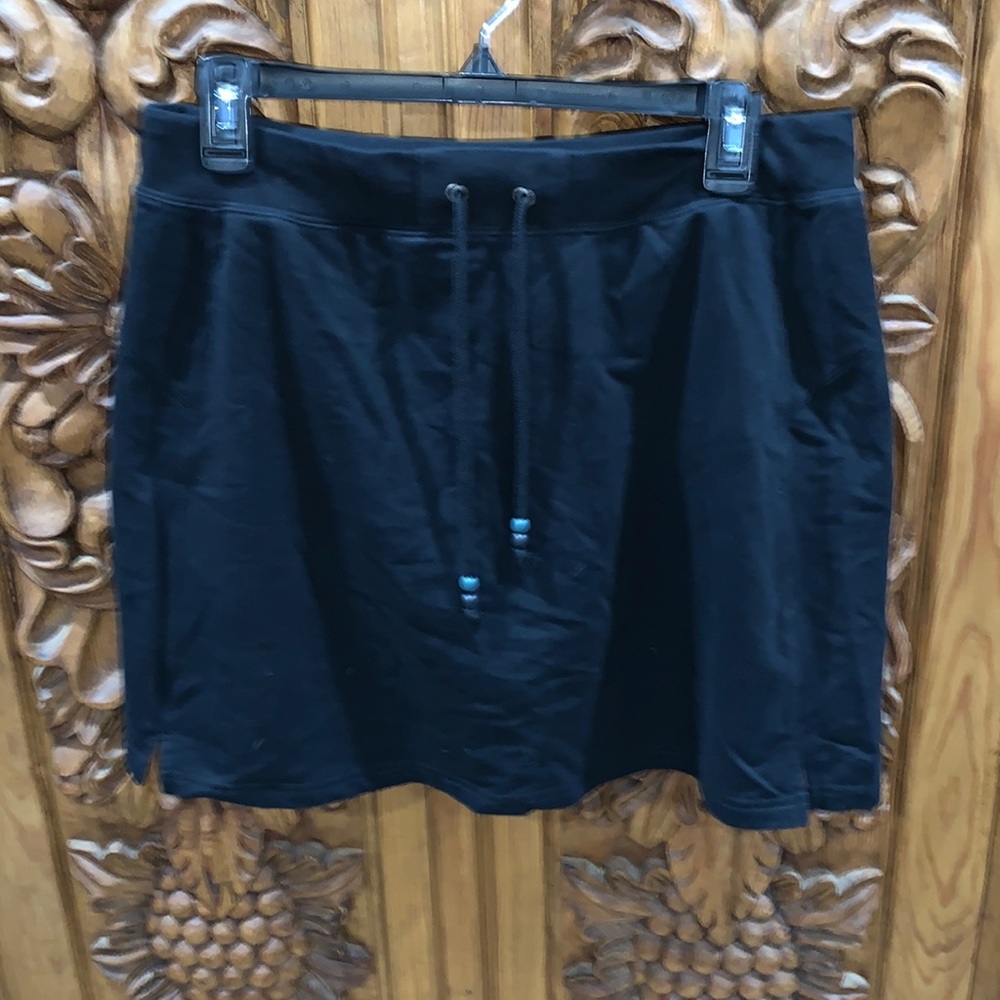 EUC Green Tea large black skort